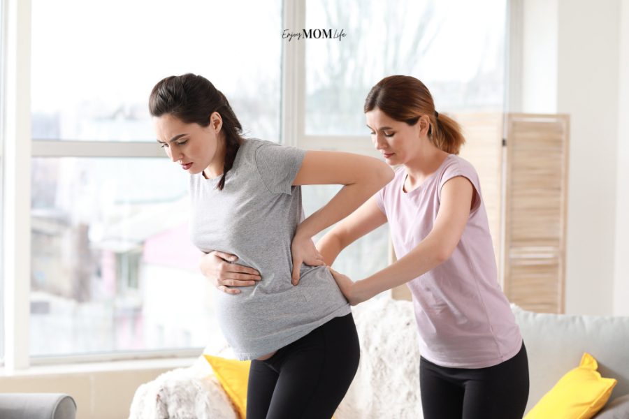 doula applying counter pressure to pregnant lady